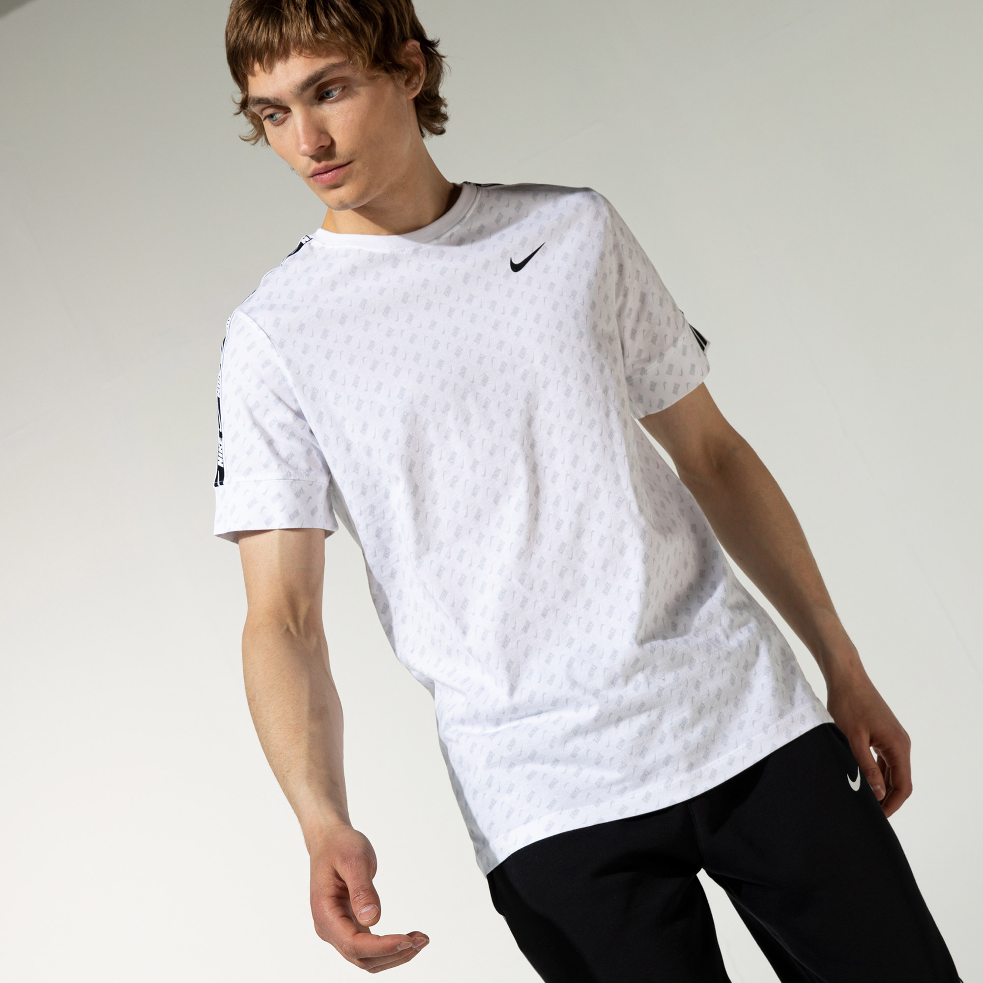 Nike Repeat Erkek Beyaz T-Shirt