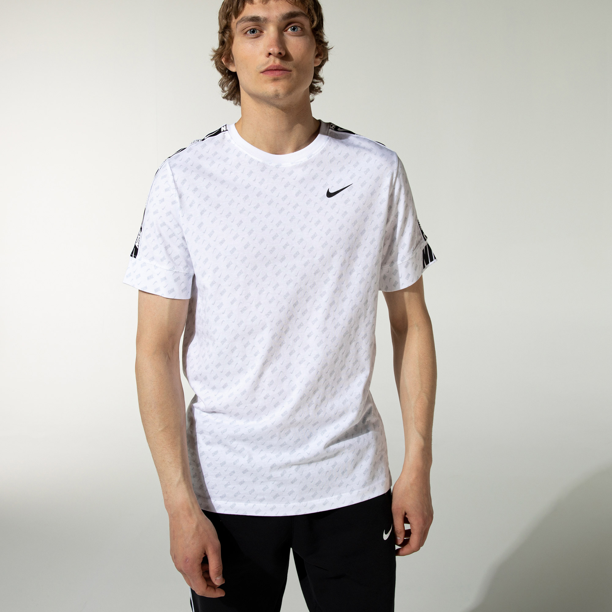 Nike Repeat Erkek Beyaz T-Shirt
